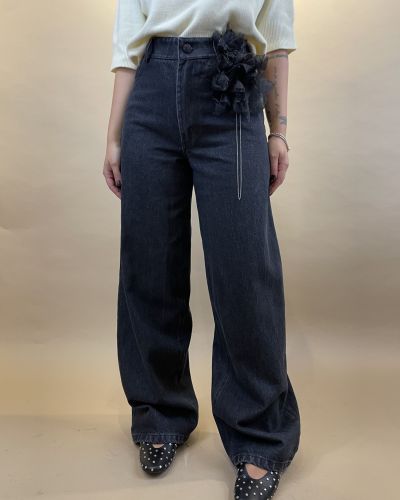 Pantalone denim palazzo con maxi spilla Souvenir